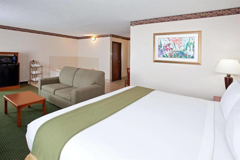 Holiday Inn Express & Suites Johnstown By Ihg Luaran gambar